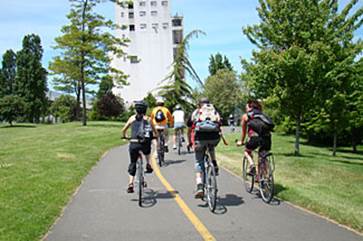 Un grupo de personas andan en bicicleta