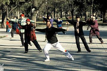 Grupo de personas haciendo ejercicio en un parque de China
