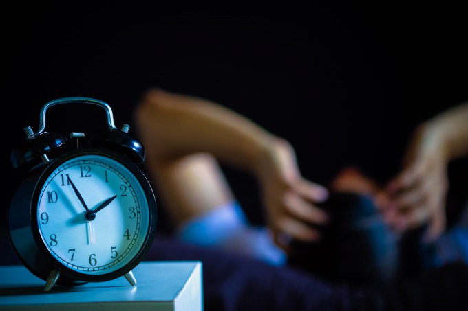 ¿Son las tres de la mañana y no puedes dormir? No veas tu teléfono